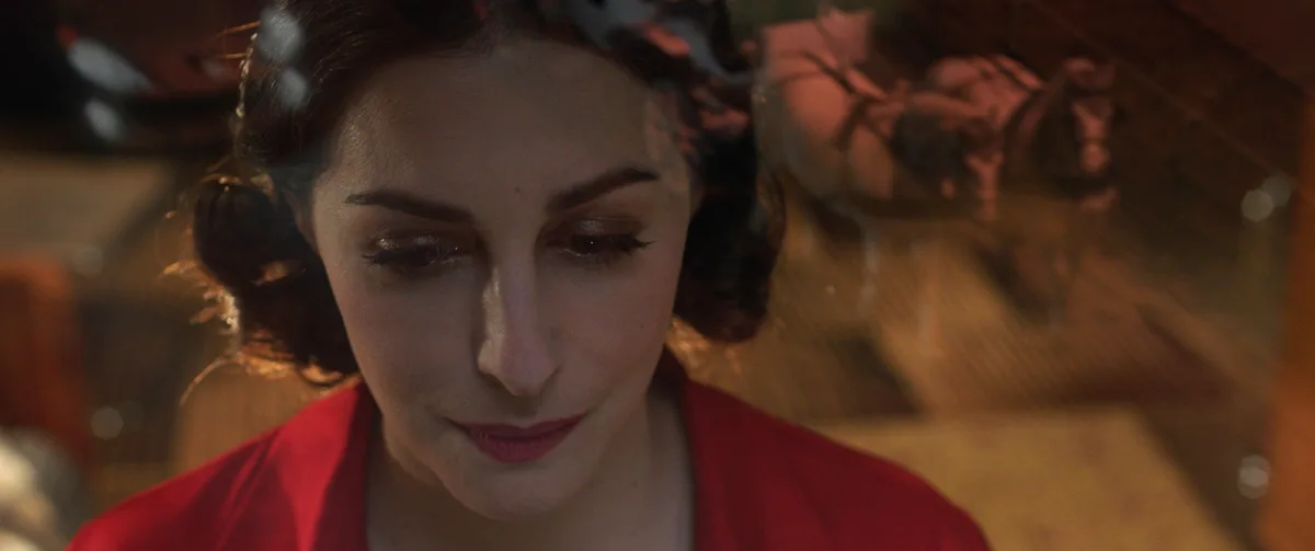 Einzelbild aus „Die Nacht der 1000 Stunden“, Amira Casar. Kamera: Christian Berger