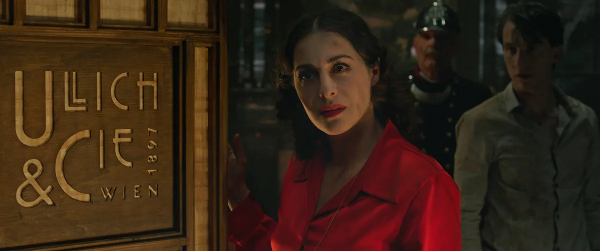 Einzelbild aus „Die Nacht der 1000 Stunden“, Amira Casar. Kamera: Christian Berger