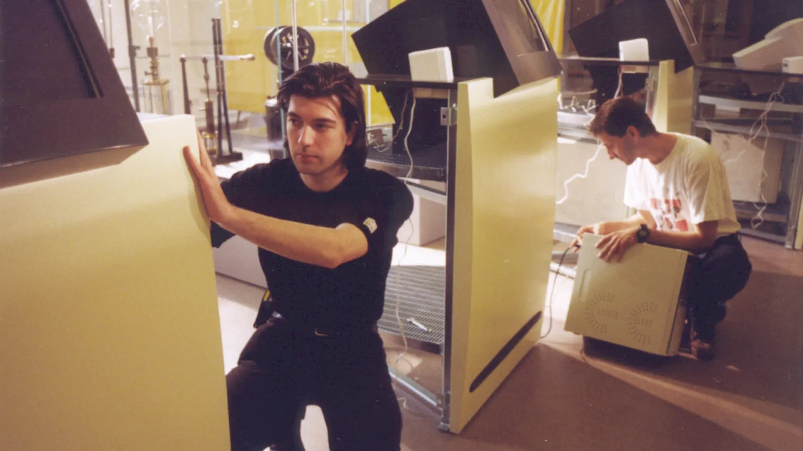 Zusammenbau der Medienstationen im Technischen Museum Wien, 1999, Foto: Volkmar Geiblinger