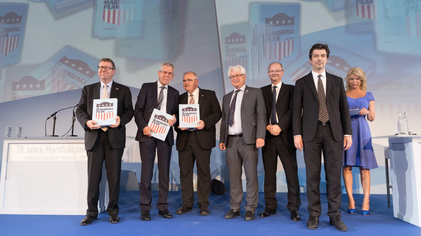 „70 Jahre Marshallplan“ am 21.6.2017: Eugene S. Young (Geschäftsträger der US-Botschaft in Wien), Bundespräsident Alexander Van der Bellen, Vizekanzler Wolfgang Brandstetter, Günter Bischof, Hans Petschar (Autoren), Virgil Widrich (künstlerische Leitung), Elisabeth Vogel (Moderation). Foto: Daniel Hinterramskogler