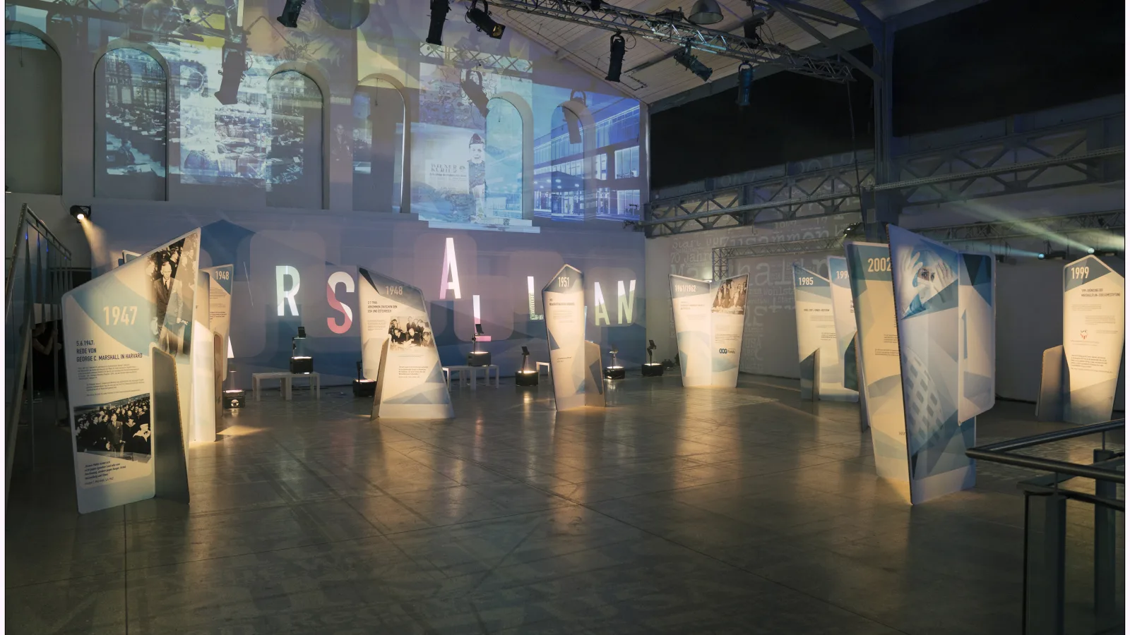 „70 Jahre Marshallplan“ am 21.6.2017: Projektionen in der Ausstellung. Foto: Lukas Beck.