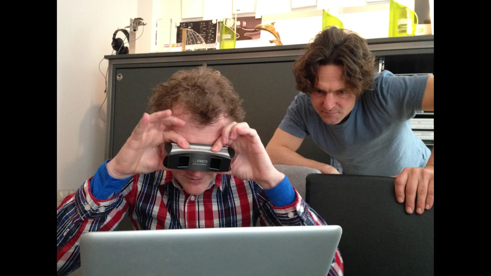 Leo Coster und Martin Putz sichten 3D-Testaufnahmen, „back track“, 17.2.2014