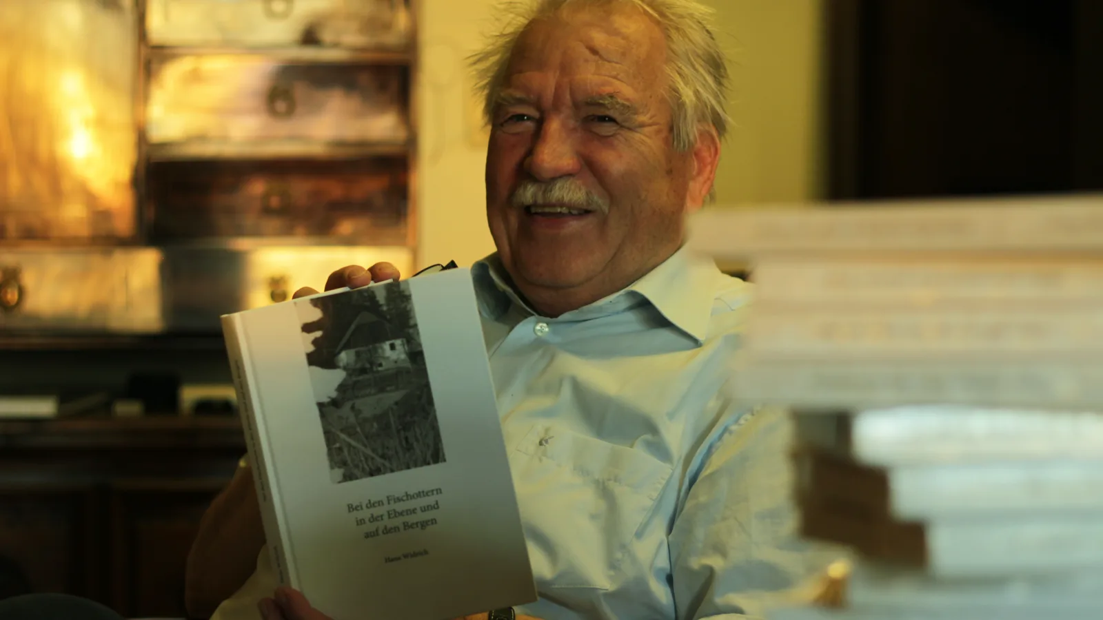 Hans Widrich mit seinem Buch, 10.6.2016. Foto: Virgil Widrich