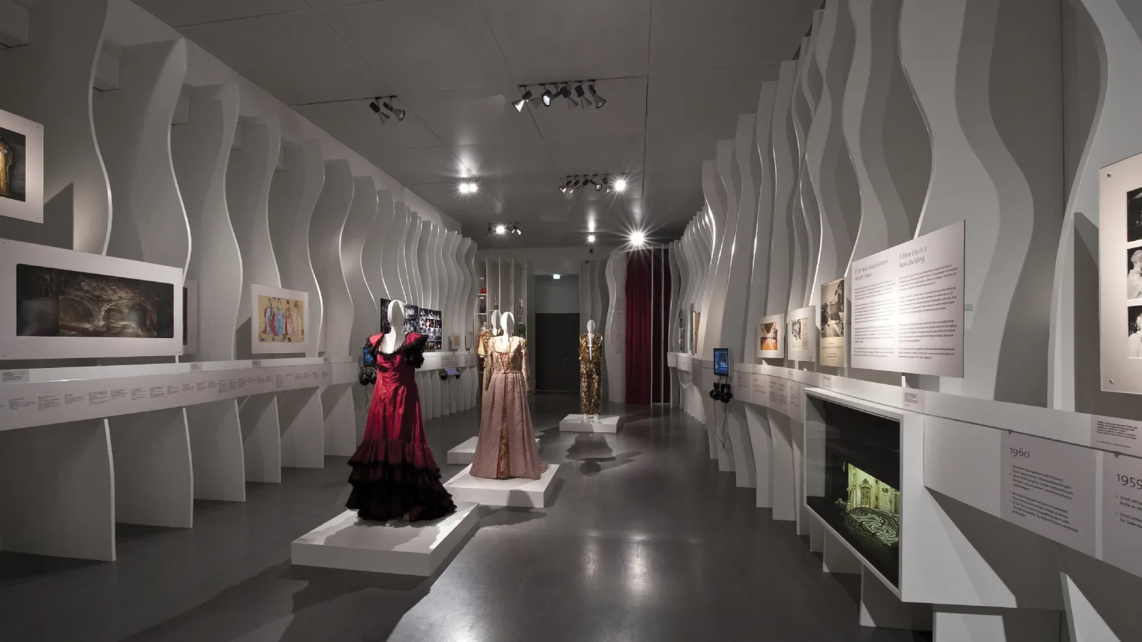„90 Jahre Salzburger Festspiele“, Foto: Salzburg Museum/Peter Laub, Ausstellungsgrafik: Robert Six, Ausstellungsarchitektur: novakarchitects
