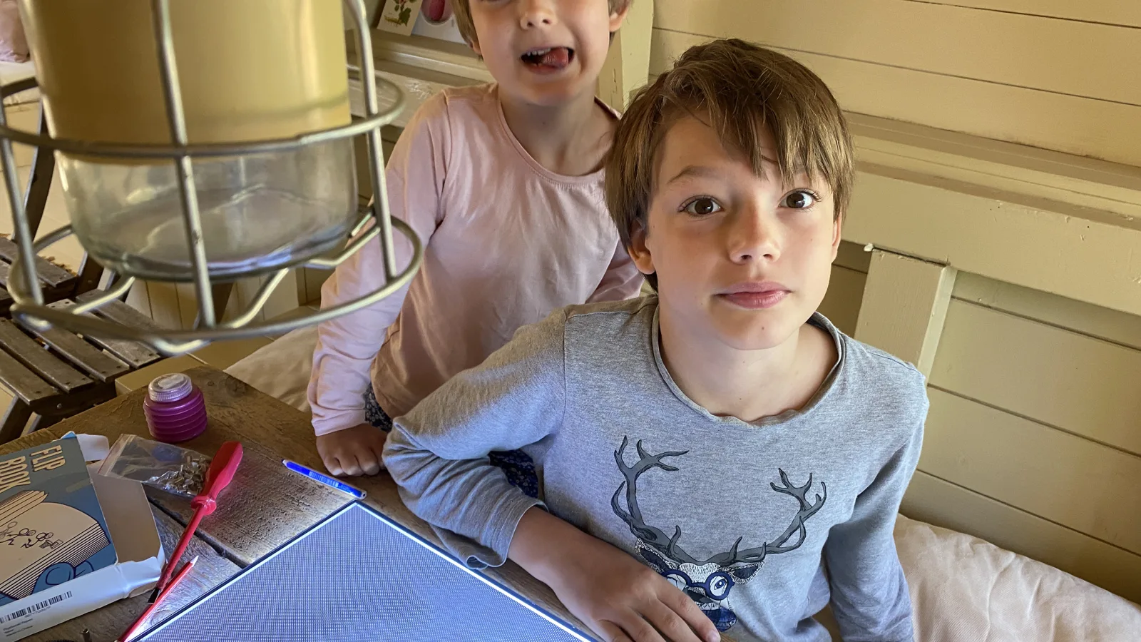 Oskar Salomonowitz bei der Arbeit an seinem Daumenkino, Kritzendorf, 30.7.2020