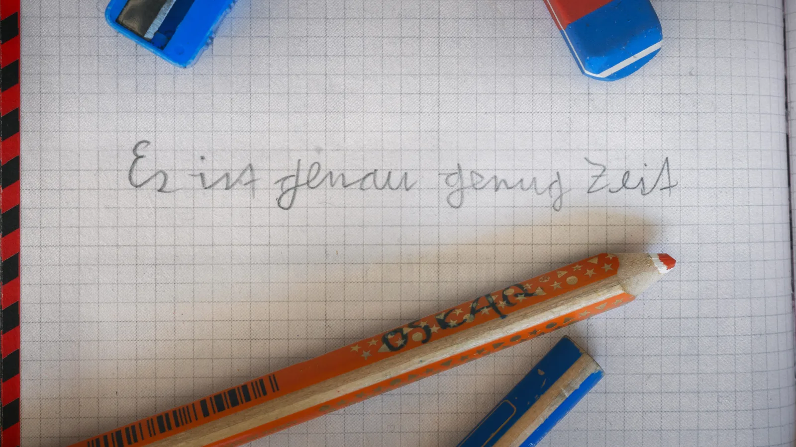 Titelbild „Es ist genau genug Zeit“ in der Handschrift von Oskar Salomonowitz, 2018/2021