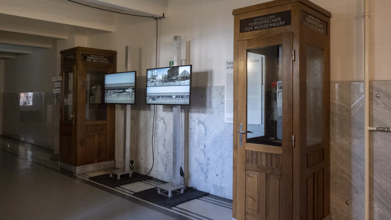 Videoinstallation „Teleplasmatic Views of Vienna“ von Martin Reinhart und Virgil Widrich bei der Foto Wien, Postsparkasse, 2019