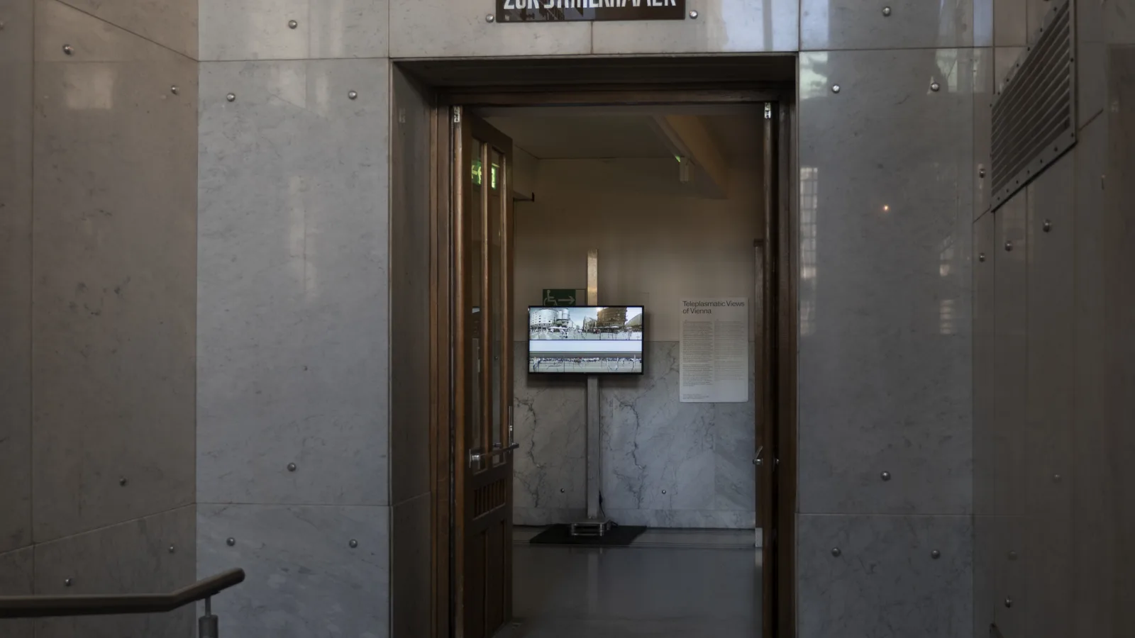 Videoinstallation „Teleplasmatic Views of Vienna“ von Martin Reinhart und Virgil Widrich bei der Foto Wien, Postsparkasse, 2019
