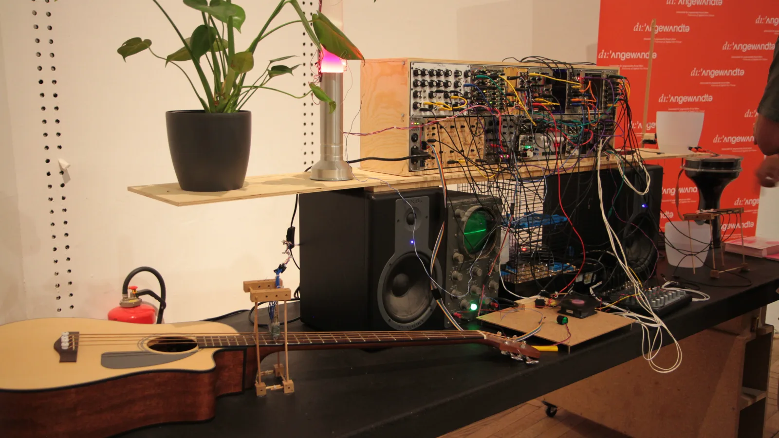 „Essence14“, Václav Pelousek: „research in translating biological, mechanical and chemical principles into electronic musical instrument language and vice versa“, 2014. Foto: Solmaz Farhang