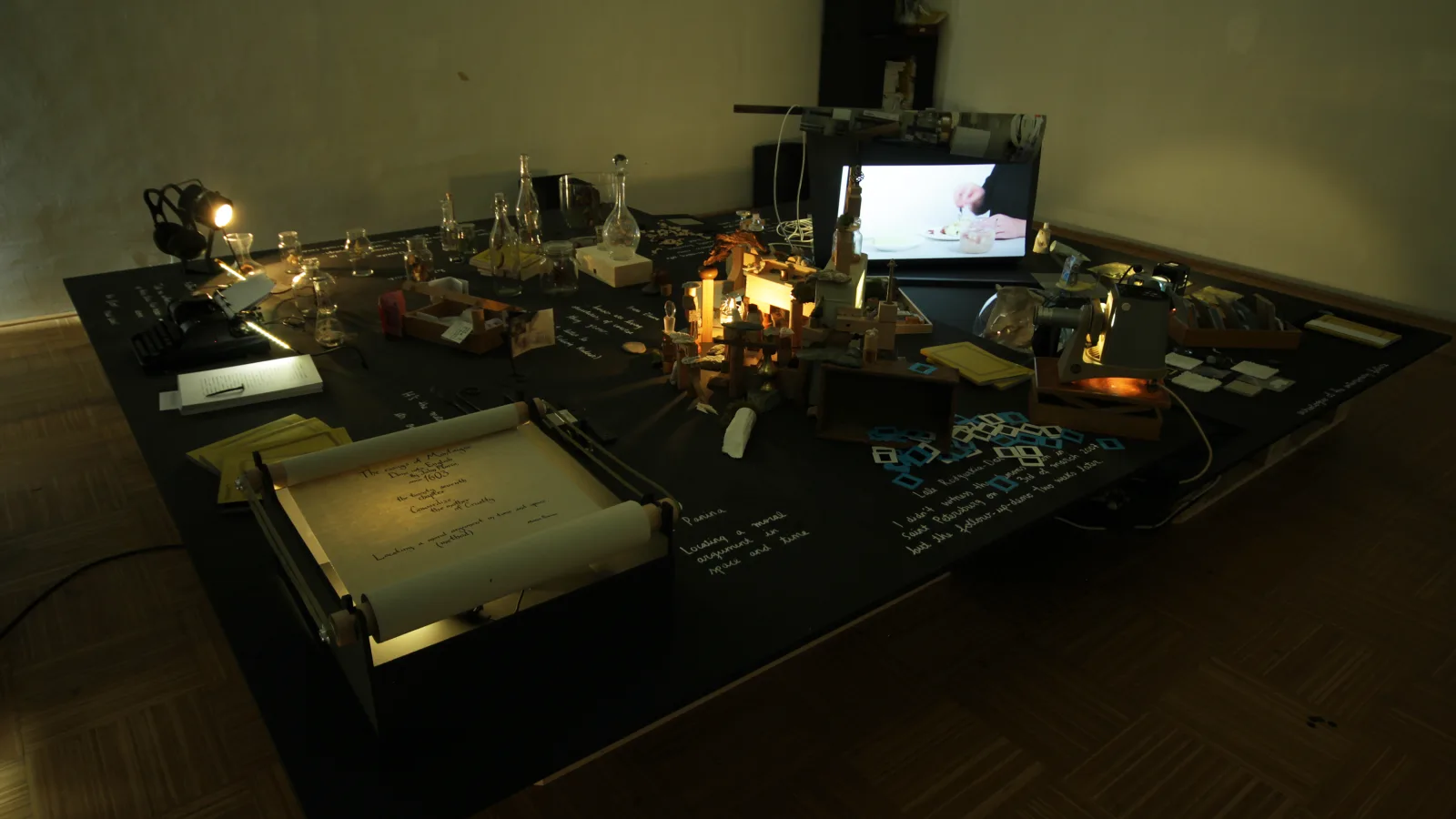 The Essence17: Eleni Boutsika-Palles, Daniela Brill, Ruben Gutzat, Anna Lerchbaumer,Barbara Macek, Maria Panina, Lale Rodgarkia-Dara, Marwa Sarah, Irene Zluwa: „Caring – Enactments of Hetereogeneous Relationships“, Foto: Virgil Widrich