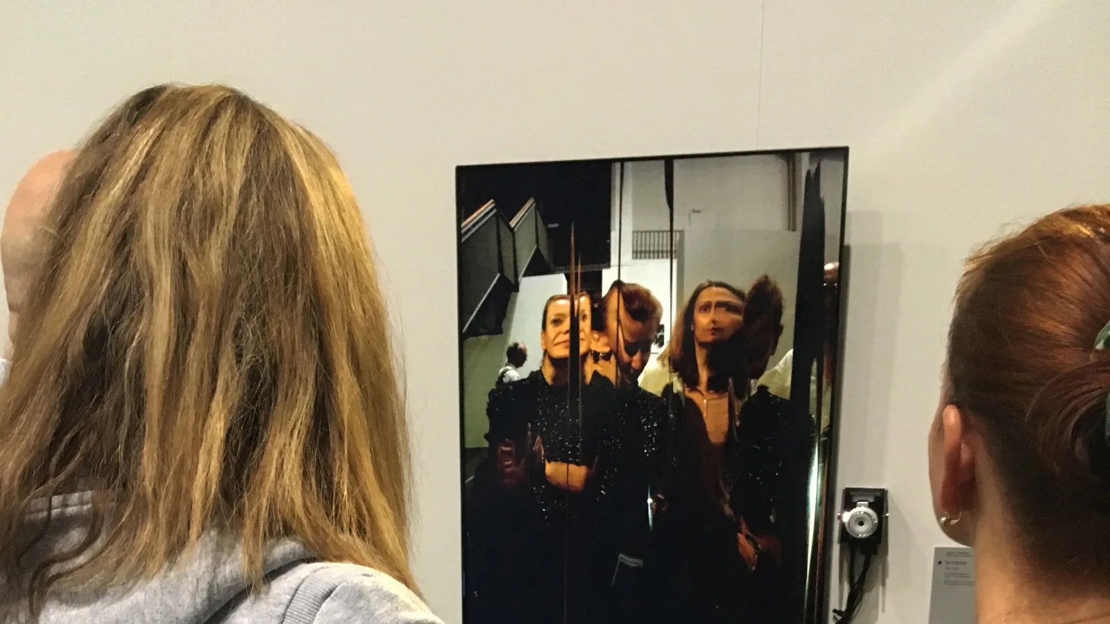 „tx-mirror“, Echtzeitinstallation von Martin Reinhart und Virgil Widrich, ZKM-Karlsruhe, 2018. Foto: Martin Reinhart