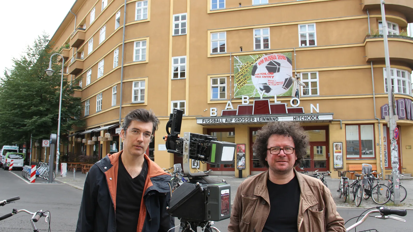 Virgil Widrich und Martin Reinhart bei den Dreharbeiten zu „tx-reverse“ im Kino Babylon Berlin, 12. Juli 2018.