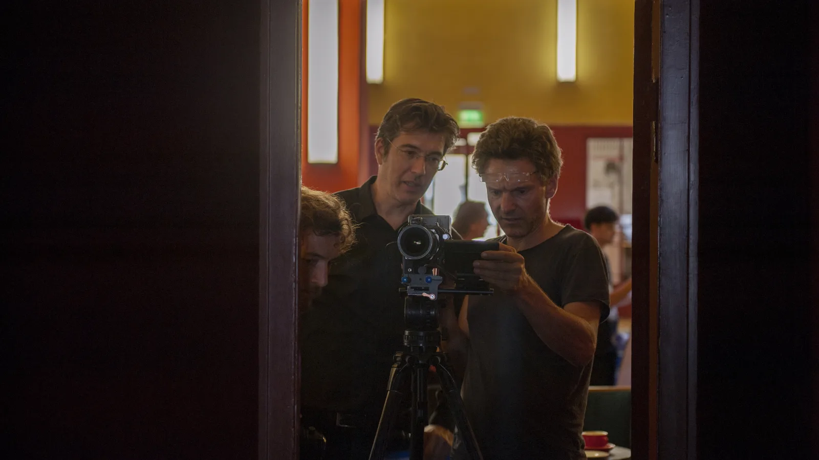Virgil Widrich und Martin Putz bei den Dreharbeiten zu „tx-reverse“ im Kino Babylon Berlin, 12. Juli 2018. Foto: Alexander Grennigloh