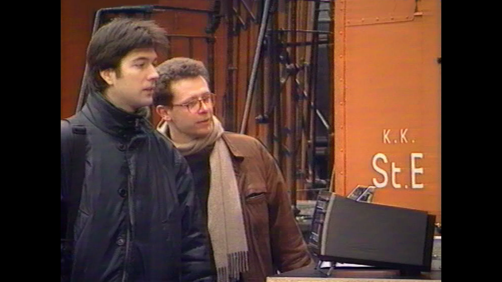 Martin Reinhart und Virgil Widrich bei den Dreharbeiten für „tx-transform“ in Strasshof, 24.1.1998