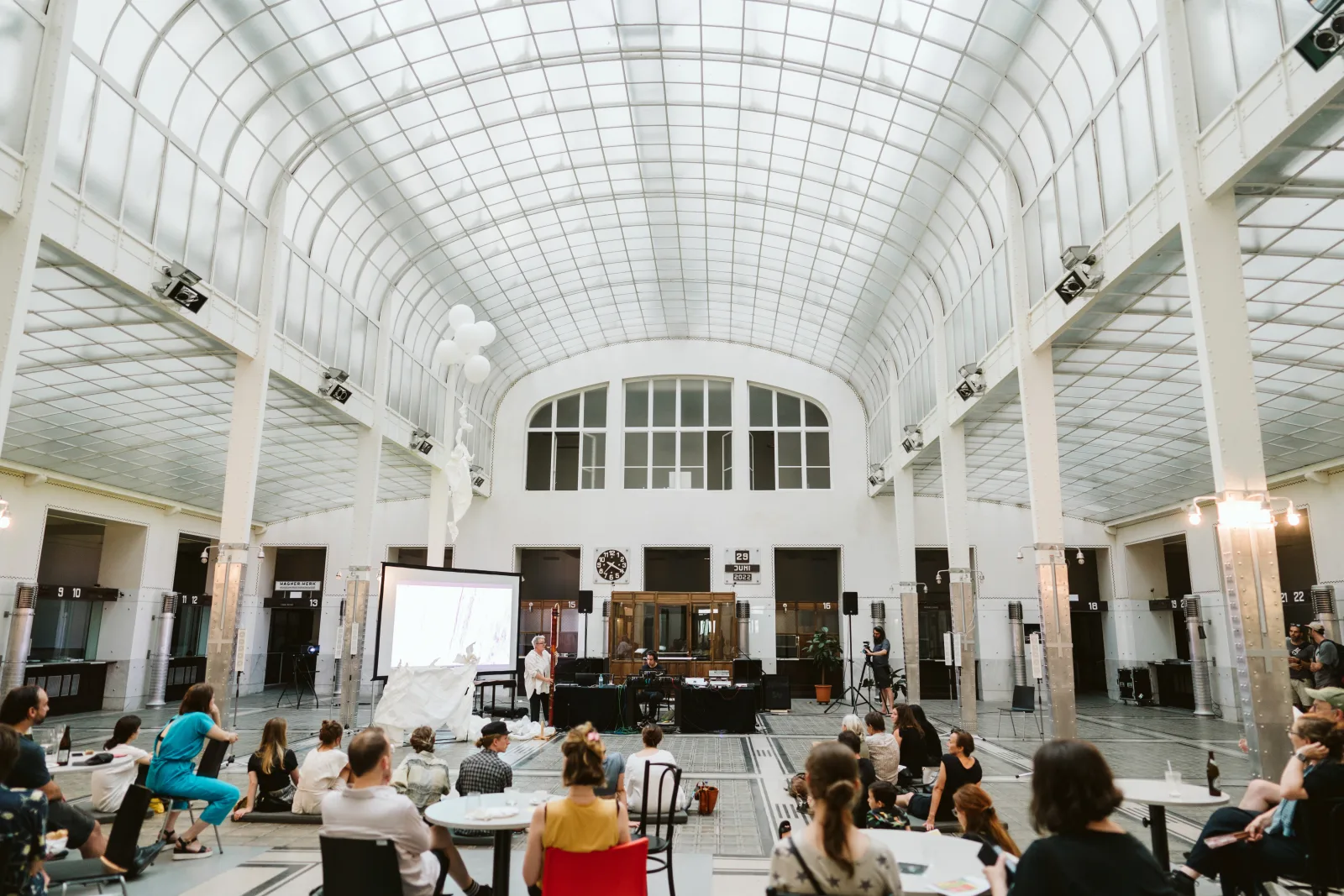 Kassenhalle, ehemalige Postsparkasse, Universität für angewandte Kunst Wien. Foto: Lea Dörl, CC BY-SA 4.0